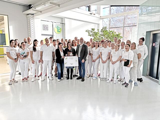 Über 7.300 Euro konnte Anneliese Zöhrer gemeinsam mit ihrem Team vom PIL sowie dem ärztlichen Leiter Peter Farkas an "LIFT" Obfrau Renate Andrae-Heil im Beisein von Bürgermeister Michael Schumacher übergeben. | Foto: Brigitte Gady