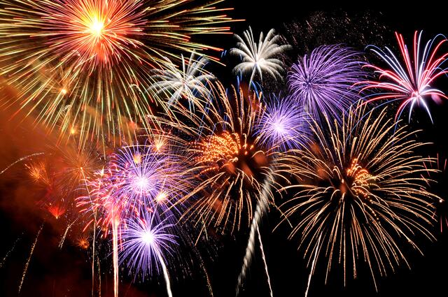 Ob Sie Silvester mit Freunden, Familie oder alleine feiern – Guten Rutsch ins neue Jahr! | Foto: carlosphotos/panthermedia