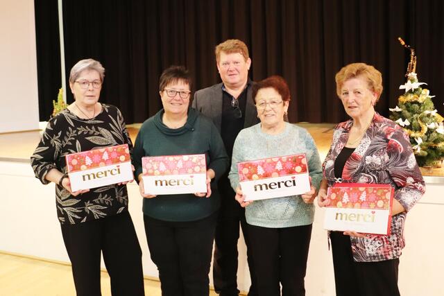 Ohne tatkräftige Hilfe könnte auch ein Obmann nicht viel bewirken. Günter Bauer gab den Dank an die guten Seelen des PVÖ Fernitz Gudrun und Helga Bauer, Frieda Klein und Theresia Krisper weiter. | Foto: Edith Ertl
