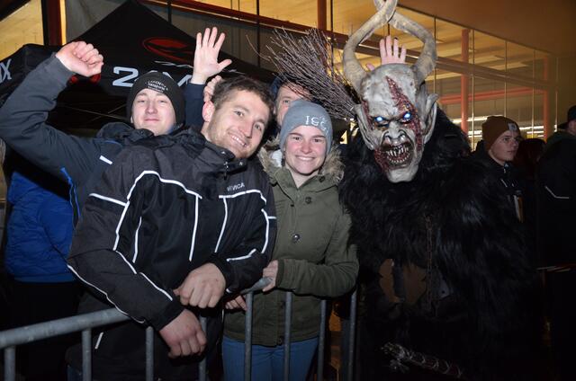 Am 14. Dezember fand beim Billa in Waizenkirchen ein Charity Perchtenlauf mit den "Münzkirchner Gruam Teifen" für den Verein "Rollende Engel" statt. | Foto: Josef Pointinger