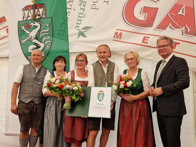 Heinz und Christiana Gaugl, Monika und Alexander Gaugl, Seniorchefin Milenka Gaugl und LH a.D.  Christopher Drexler

 | Foto: Gemeinde Hartl