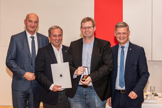 Markus Zillner aus Zell an der Pram (2. von rechts) erhielt die Bronzene Verdienstmedaille des Österreichischen Zivilschutzverbandes. | Foto: OÖ Zivilschutzverband