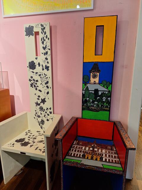 Diese außergewöhnlichen Stühle wurden ebenfalls von Künstler*innen der Malwerkstatt gestaltet.  | Foto: Ulrike Walner