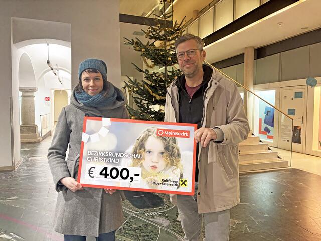 Christina Pree und KPÖ-Gemeinderat Michael Roth-Schmida überreichten den Spendenscheck an das BezirksRundSchau Christkind im Alten Rathaus. | Foto: MeinBezirk