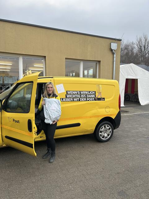 Postbotin Sandra Sankl arbeitet seit zwei Jahren Vollzeit bei der Post, nachdem sie durch ihre Schwester auf die freie Stelle aufmerksam gemacht wurde. | Foto: Privat