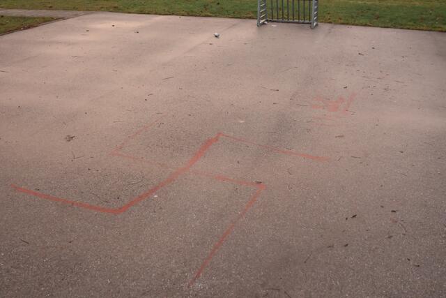 Antisemitischer Schmierereien verunstalten den Spielplatz in der Sandwirtstraße beim Welser Bahnhof, denn: der Magistrat scheint Schwierigkeiten mit der Entfernung der Farbe zu haben. | Foto: laumat.at