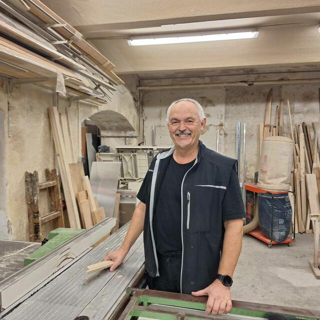 Tischlermeister Gerhard Sturm in seiner Tischlerei In der Hauffgasse 24 in Simmering. | Foto: Michael Ellenbogen