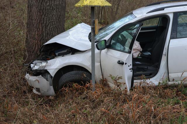 Bei der Autobahnauffahrt in Weißkirchen landete ein Sokoda-Kombi an einem Baum, nachdem er offensichtlich mit einem Lkw zusammengestoßen war.