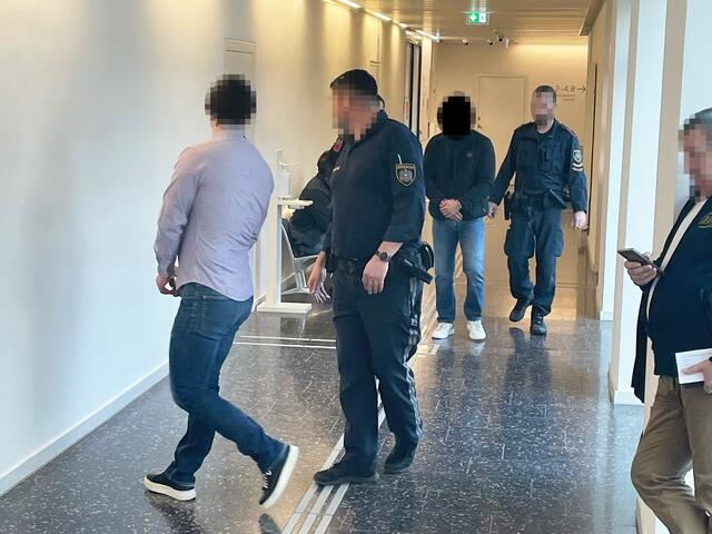 Der Montenegriner (Foto ganz links) und der Serbe (dritter von rechts) haben insgesamt 24 Vorstrafen. | Foto: Gernot Heigl