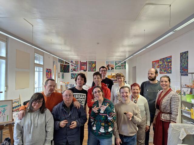 Gruppenbild der Künstler*innen mit ihrer Teamleitung | Foto: Ulrike Walner