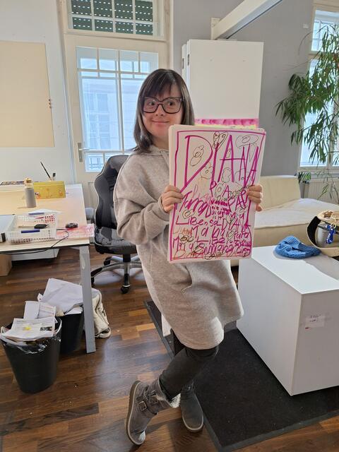 Diana Popescu macht gerade ein Praktikum in der Malwerkstatt und hat schon erste eigene Bilder gestaltet. Sie fühlt sich hier sehr wohl und möchte auch weiterhin hier arbeiten.  | Foto: Ulrike Walner