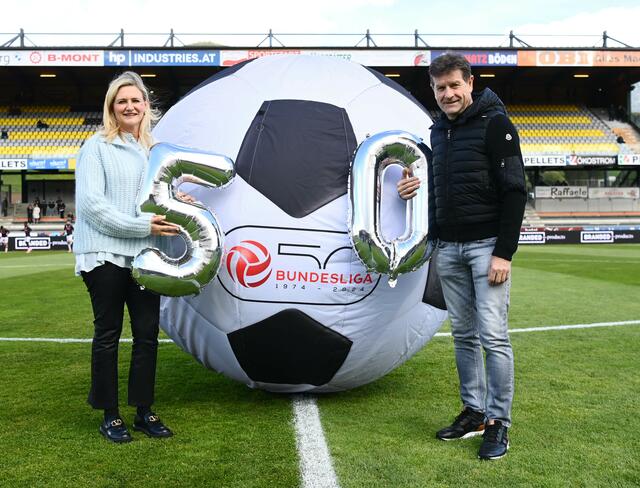 Waltraud und Dietmar Riegler gratulieren zu 50 Jahre ÖFB-Bundesliga.  | Foto: Pesentheiner/KK