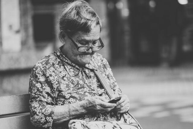 Jedes Erinnerungsstück kann eine spannende Vergangenheit haben. Zeitzeuginnen und Zeugen sind daher gefragt.  | Foto: Unsplash