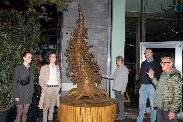 Hier ist er: Der Stammbaum der Illusionen. 
v.l.n.r.: Geburtshelfer*in Sarah Selesnick, Emil Fankhauser, TREiBHAUS-Chef Norbert Pleifer, Künstler Alois Schild, Herr BERT Waltl. | Foto: Martin Vandory/Herbert Waltl