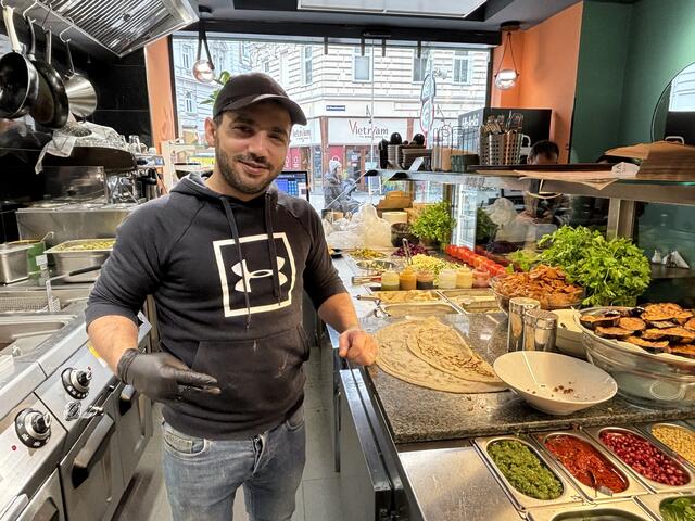 Das Jaffa Streetfood in der Brigittenau zelebriert orientalische Küche. Vom Fladenbrot über die Falafeln bis zu Baba Ganoush und Co. wird alles frisch zubereitet. | Foto: Nathanael Peterlini
