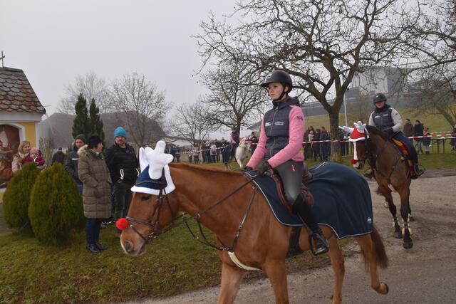 Ob zu Fuß, zu Pferd oder mit Kutsche - jeder ist willkommen. | Foto: MeinBezirk.at