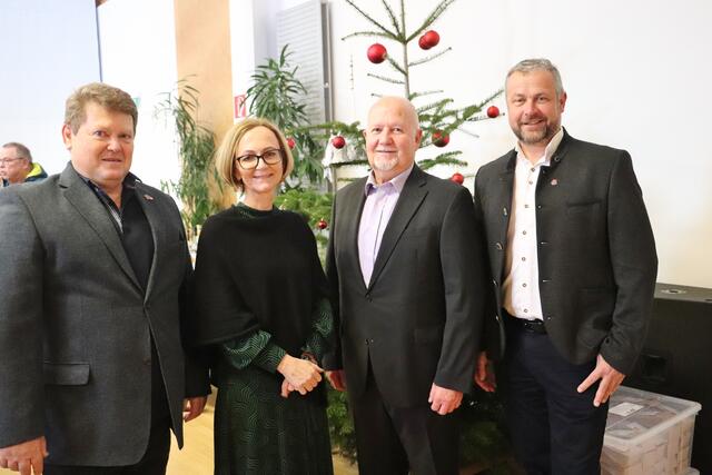 Günter Bauer, Obmann der PVÖ-Ortsgruppe Fernitz mit Landesgeschäftsführerin Manuela Kunst, PVÖ Fernitz Vorstandsmitglied Josef Greiner und Bgm. Robert Tulnik | Foto: Edith Ertl