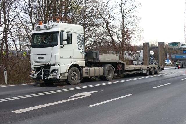 Bei der Autobahnauffahrt in Weißkirchen landete ein Sokoda-Kombi an einem Baum, nachdem er offensichtlich mit einem Lkw zusammengestoßen war.