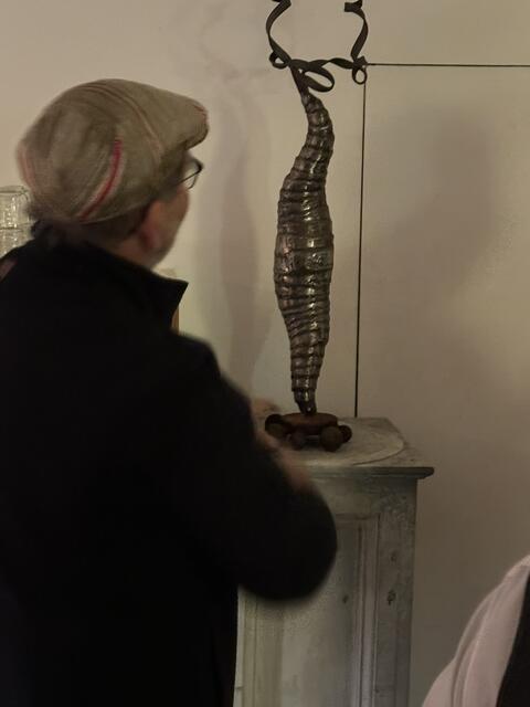 Der Platz ist wie geschaffen für diese Skulptur ... | Foto: Herbert Waltl