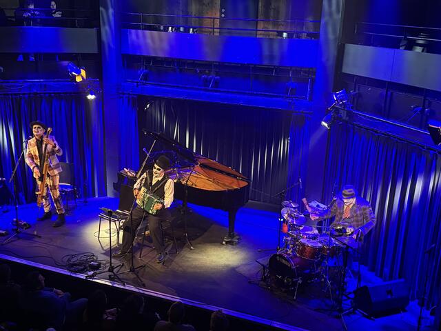 Immer wieder ein Erlebnis. Die Tiger Lillies Show.  | Foto: Herbert Waltl