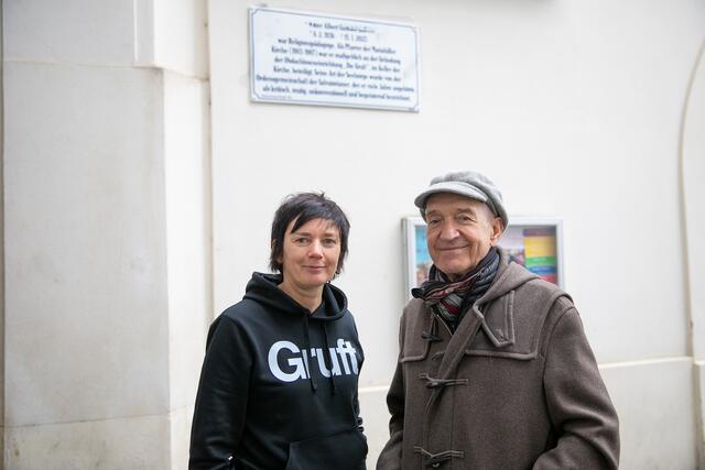 Elisabeth Pichler von der Gruft und Kilian Franer (SPÖ) freuen sich über die neue Gedenktafel.  | Foto: BV6  