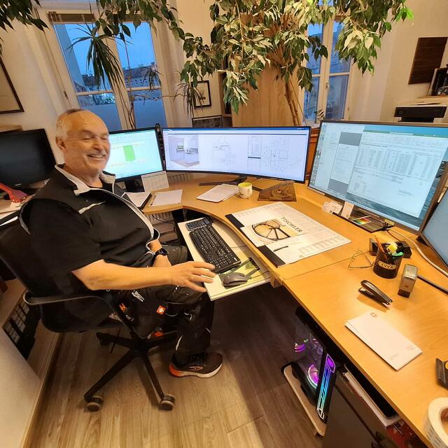 Gerhard Sturm beim Planen neuer Projekte. | Foto: Michael Ellenbogen