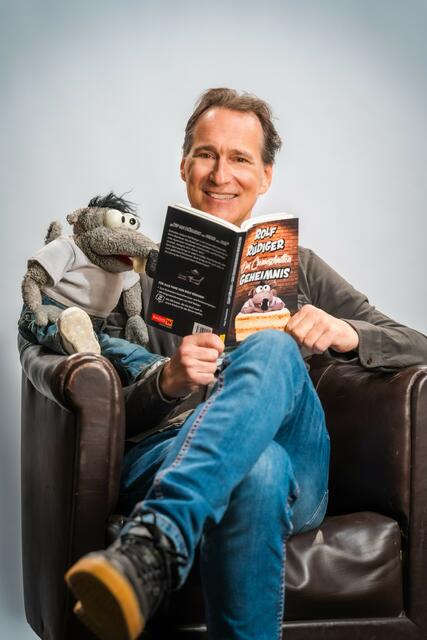 Ein Highlight des Buches sind die interaktiven QR-Codes, die Hörspiel-Szenen im Buch lebendig machen. | Foto: Florian Falb