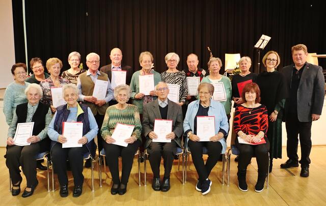Die geehrten langjährigen Mitglieder des PVÖ Fernitz mit Manuela Kunst und Günter Bauer (beide rechts) | Foto: Edith Ertl