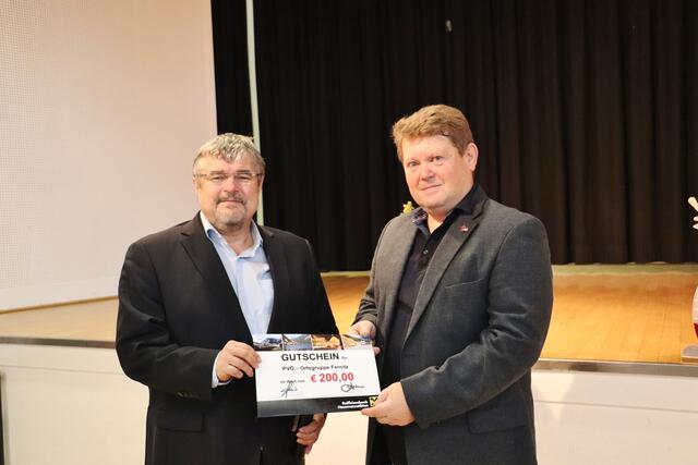 RB-Banker Franz Wiesler überreichte 200 Euro für den nächsten PVÖ-Ausflug an Obmann Günter Bauer.  | Foto: Edith Ertl