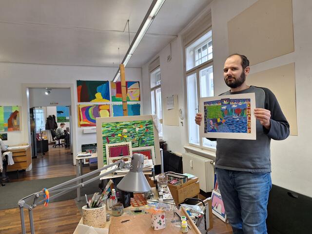 Sebastian Schweiger malt gerne Landschaften, Tiere und Stillleben und achtet dabei sehr auf Details.  | Foto: Ulrike Walner