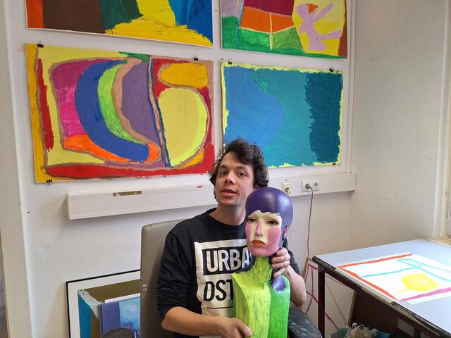 Moritz Barnard arbeitet gerne mit Ölpastellen. Doch er malt nicht nur selbst gerne, er besucht auch gerne Kunstausstellungen.  | Foto: Ulrike Walner