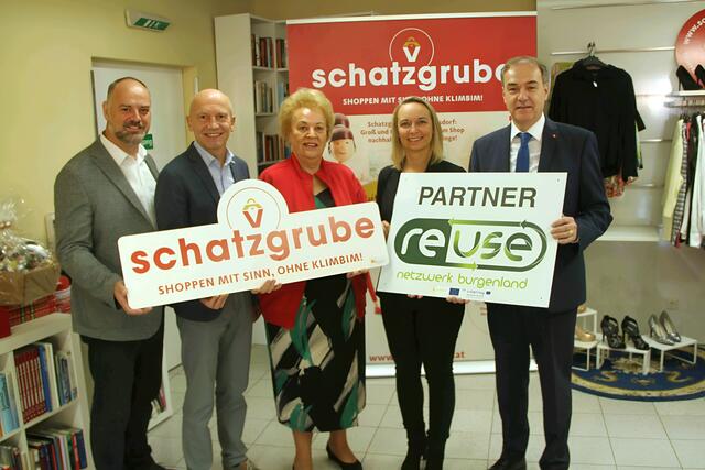 Thomas Schlögl und Johann Janisch von der BMV-Geschäftsführung, Volkshilfe-Präsidentin Verena Dunst, Vizebürgermeisterin Olivia Kaiser und Landesrat Leonhard Schneemann beim Jubiläum "5 Jahre Schatzgrube Großpetersdorf".