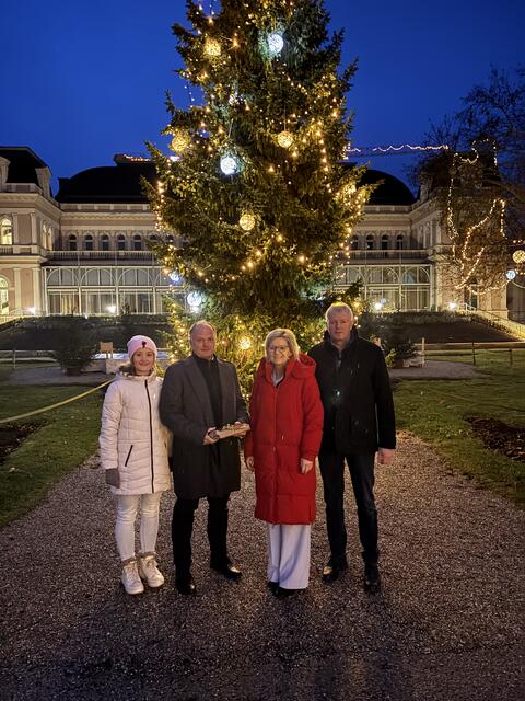 Larissa &amp; Johannes Reisenauer, Bürgermeisterin Ines Schiller und Wolfgang Weinbacher vor dem gespendeten Christbaum im Kurpark.  | Foto: Stadtgemeinde Bad Ischl