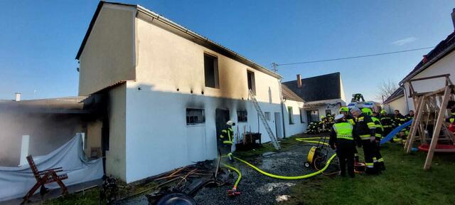 Sechs Feuerwehren rückten aus, um das Feuer zu löschen, das in einem Wirtschaftsgebäude ausgebrochen war. | Foto: Bezirksfeuerwehrkommando Güssing