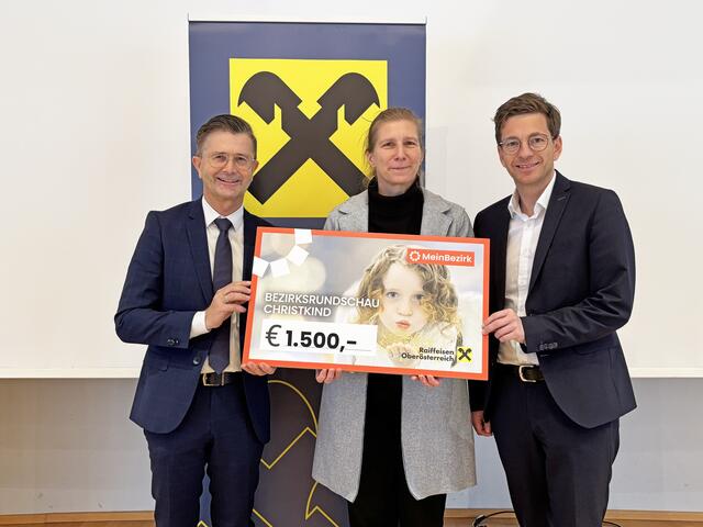 Erwin Schützeneder, Vorstandsvorsitzender der Raiffeisenbank Region Grieskirchen, Constance Haslberger, MeinBezirk-Geschäftsstellenleiterin, Dominik Altreiter, Vorstand Raiffeisenbank Region Grieskirchen. | Foto: MeinBezirk