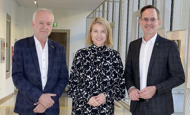 Wolfgang Ziegler (l.), Kurienobmann der niedergelassenen Ärzte in der Ärztekammer für Oberösterreich, Gesundheitslandesrätin Christine Haberlander, Michael Pecherstorfer, Vorsitzender des Landesstellenausschusses der Gesundheitskasse in OÖ. | Foto: ÖGK/Herzberger