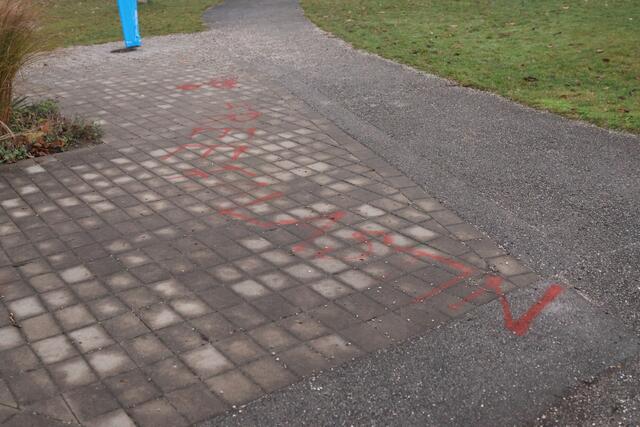 Antisemitischer Schmierereien verunstalten den Spielplatz in der Sandwirtstraße beim Welser Bahnhof, denn: der Magistrat scheint Schwierigkeiten mit der Entfernung der Farbe zu haben. | Foto: laumat.at