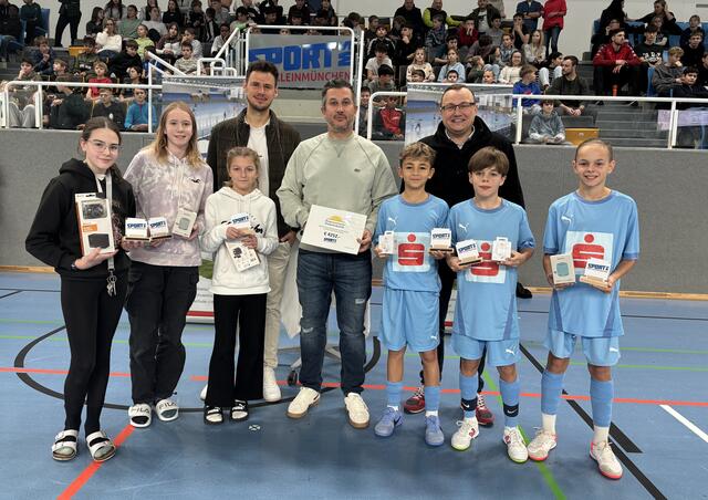 ÖFB-Goalie Heinz Lindner, Schuldirektor Johann Freudenthaler und Mario Weindl vom Elternverein (v.l.n.r.) mit Schülerinnen und Schülern der Sportmittelschule Kleinmünchen. | Foto: MeinBezirk