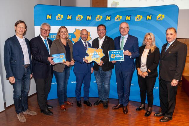 5 Sterne und damit die höchstmögliche Auszeichung erhielt die Stadt Amstetten: „Von Investitionen in Rückhaltebecken, in die Schwammstadt am Hauptplatz, in die Stadtpflege als neue Einsatzzentrale im Ernstfall oder die laufende Verbesserung unseres Katastrophenschutzplans – das Zertifikat zeigt eines ganz klar: Die Sicherheit der Amstettnerinnen und Amstettner hat immer höchste Priorität. Vielen Dank an alle, die daran mitwirken", so Amstettens Ortschef Christian Haberhauer. | Foto: NÖZSV