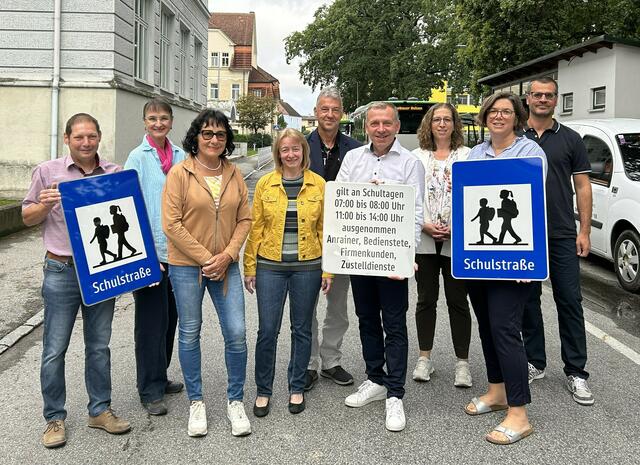Thomas Fraißl (Polytechnische Schule), Manuela Gegenbauer (Volksschule), Ingeborg Österreicher, Riccarda Schrey (Albert Reiter Musikschule), Michael Weiss (Mittelschule), Bürgermeister Josef Ramharter, Katrin Sigmund (Allgemeinde Sonderschule), Marlene Böhm-Lauter (Obfrau Mittelschulgemeinde) und Alexander Frank (BG/BRG). | Foto: Stadtgemeinde Waidhofen