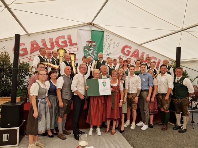 Bei der Ehrung der Firma Gaugl spielte auch die Blasmusikkapelle Kaindorf auf | Foto: Gemeinde Hartl