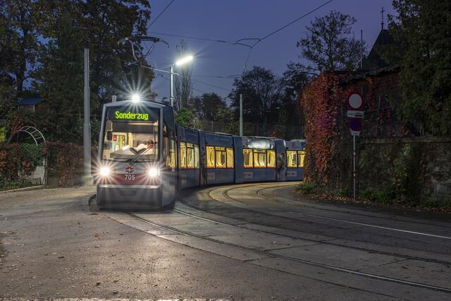 Eine Straßenbahngarnitur und ein Rettungsfahrzeug im Einsatz kollidierten an einer Kreuzung in Favoriten. (Symbolfoto) | Foto: Wiener Linien / HELMER_M.