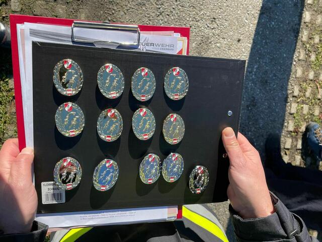 Stolz auf die Plaketten zur bestandenen technischen Hilfeleistungsprüfung | Foto: Daniel Klug