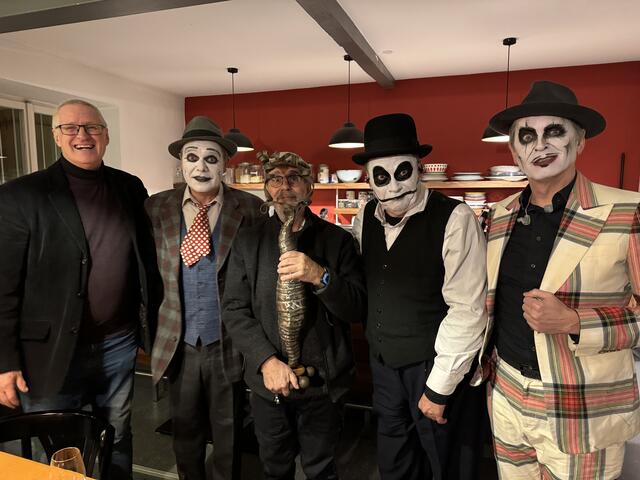Übergabe vom Wanderpokal an Norbert Pleifer. Umrahmt von den Tiger Lillies und Künstler Alois Schild | Foto: Herbert Waltl