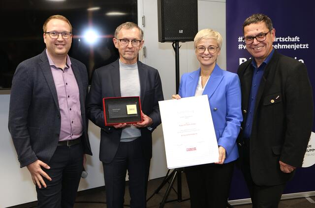 Tobias Luger, Klaus Hraby, Doris Hummer und Hans Moser bei der Überreichung der Medaille. | Foto: Andreas Maringer