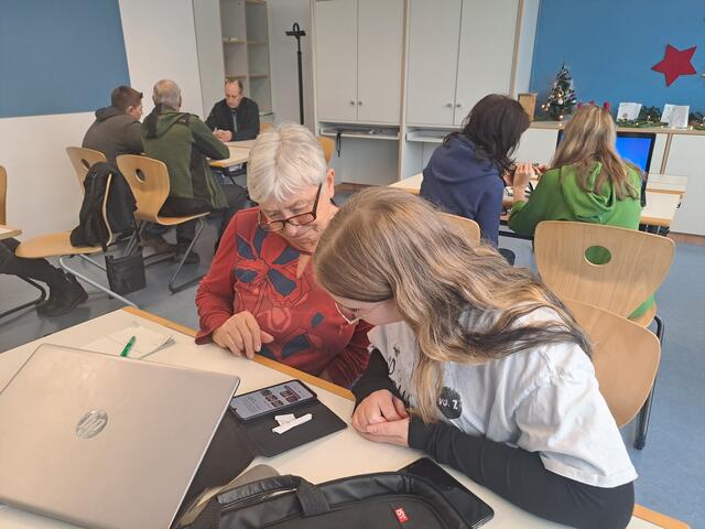 Die Schülerinnen und Schüler halfen der älteren Generation, um digital fit zu werden. | Foto: Diakoniewerk Salzburg