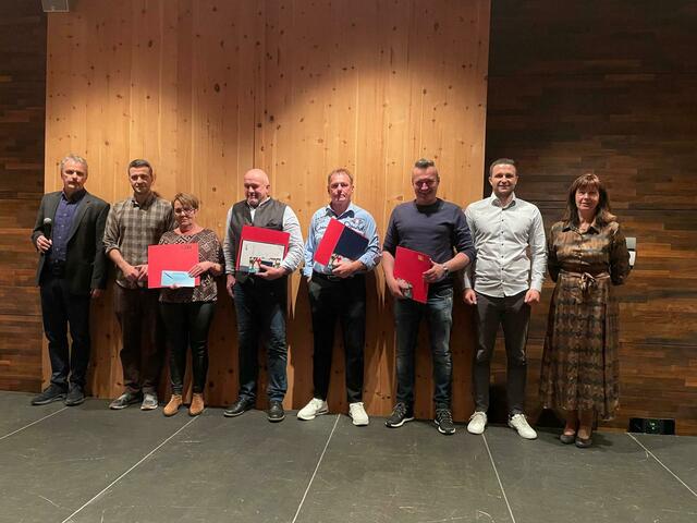 Geehrt wurden: Barbara Ortner (lanjährige Buchhalterin/45 Jahre), Raimund Hochstaffl (Bäcker/45 Jahre), Christian Hollaus (Aussendienstleiter/35 Jahre), Slavi Franjes (langjähriger Fahrerchef/35 Jahre).  | Foto: EZEB