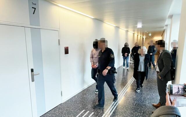 In Handschellen wurden die beiden Männer aus der U-Haft ins Landesgericht Eisenstadt vorgeführt. | Foto: Gernot Heigl