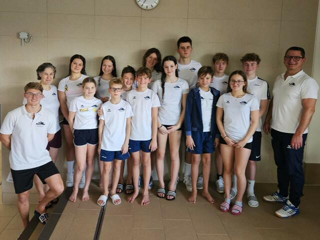 Die erfolgreiche Mannschaft des SV Vöcklabruck in Braunau mit den Trainern Paul Part, Heide Maak und Stephan Part