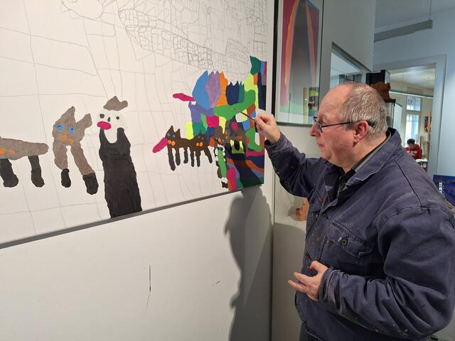 Gerhard Hammerl ist schon seit vielen Jahren in der Malwerkstatt und malt Naturmotive. Dazu holt er sich in Naturdokumentationen viele Anregungen. An den größten seiner Bilder arbeitet er mehrere Wochen.  | Foto: Ulrike Walner